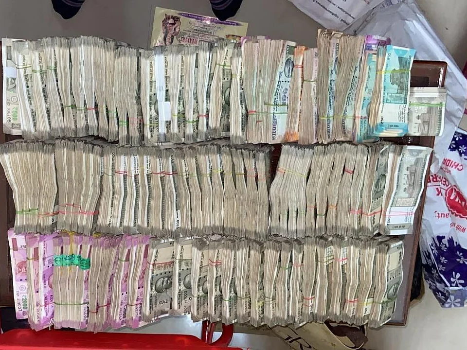நாகை: கட்டுக்கட்டாக லஞ்சப் பணம்..! - சிக்கிய மாசு கட்டுப்பாடு வாரிய பொறியாளர்