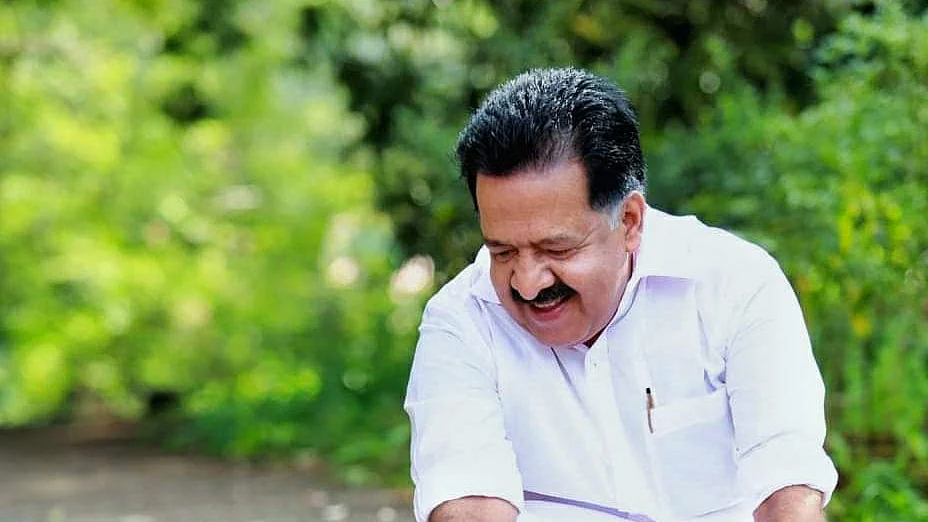 வளர்ப்பு நாய் ஸ்கூபியுடன் ரமேஷ் சென்னிதாலா