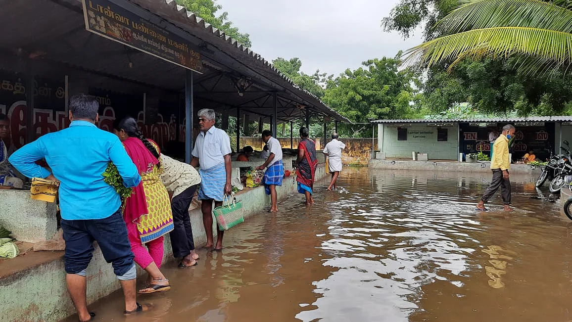 உழவர் சந்தைக்குள் மழைநீர்
