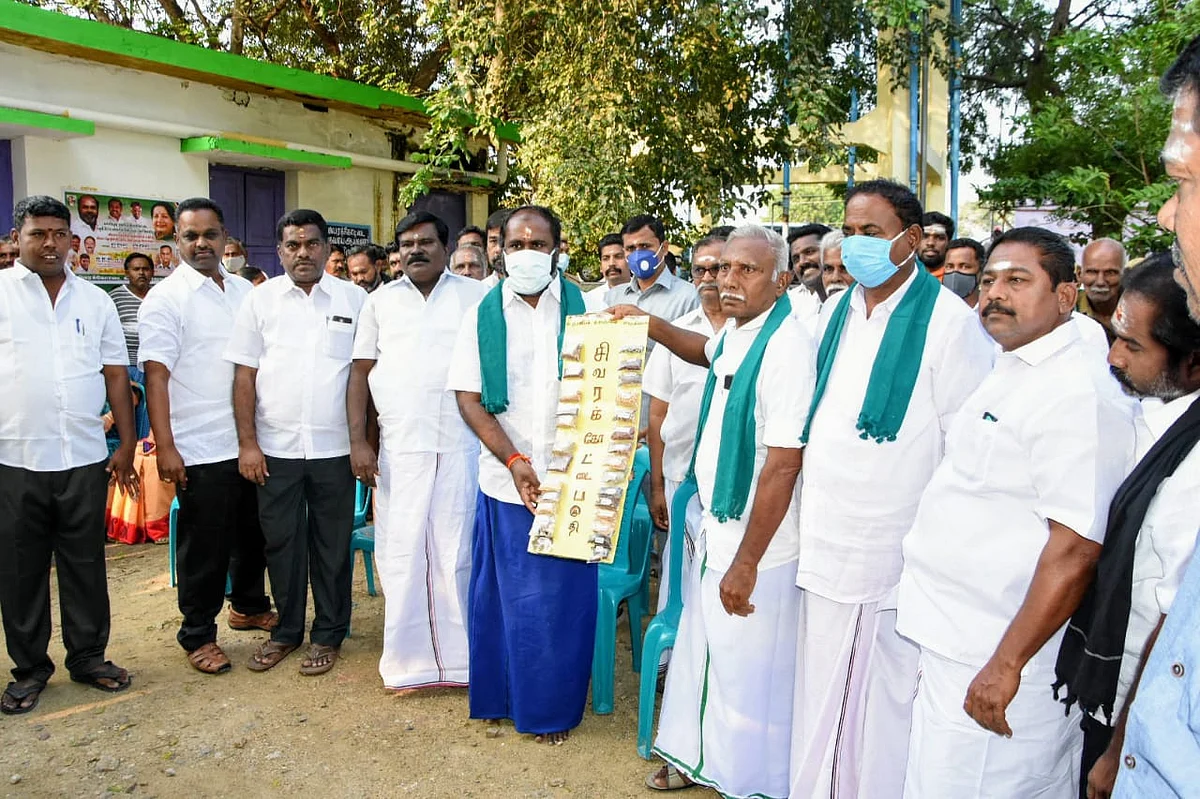 அமைச்சருடன் விவசாயிகள்