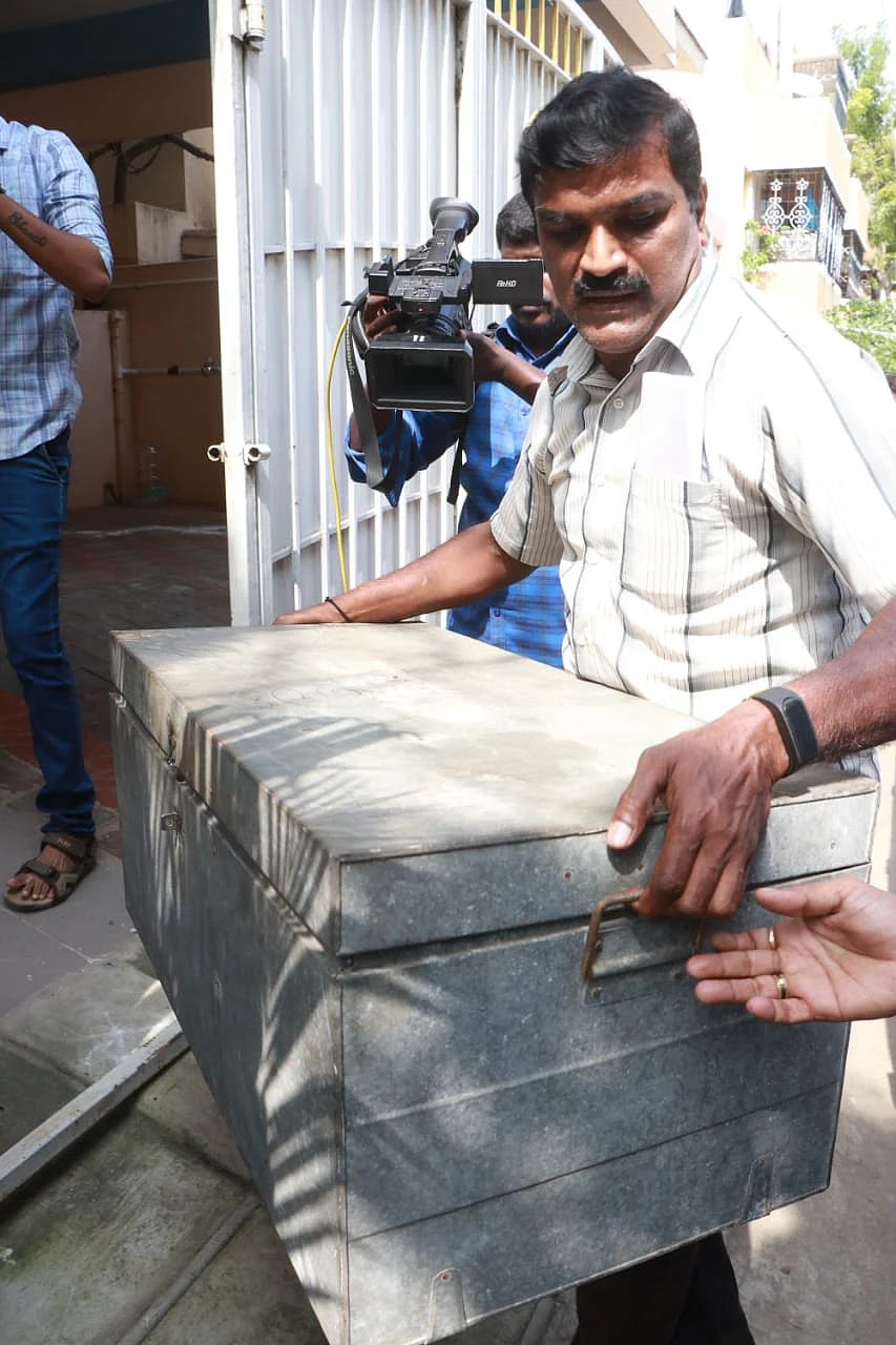 பறிமுதல் செய்யப்பட்ட நகைகள், பணத்தை எடுத்துச் செல்லும் போலீஸ்