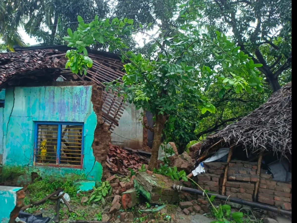 இடிந்து விழுந்த சுவர்