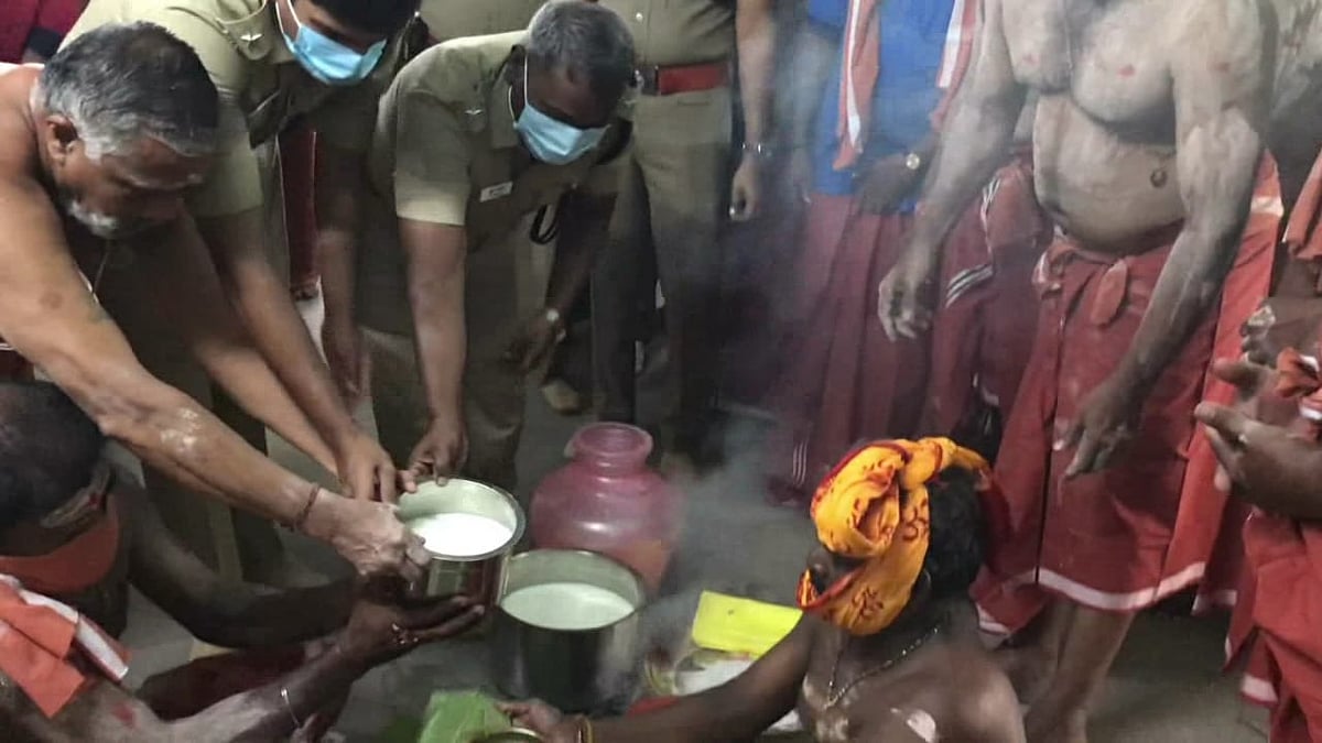 போலீஸார் காவடி கட்டும் நிகழ்வு