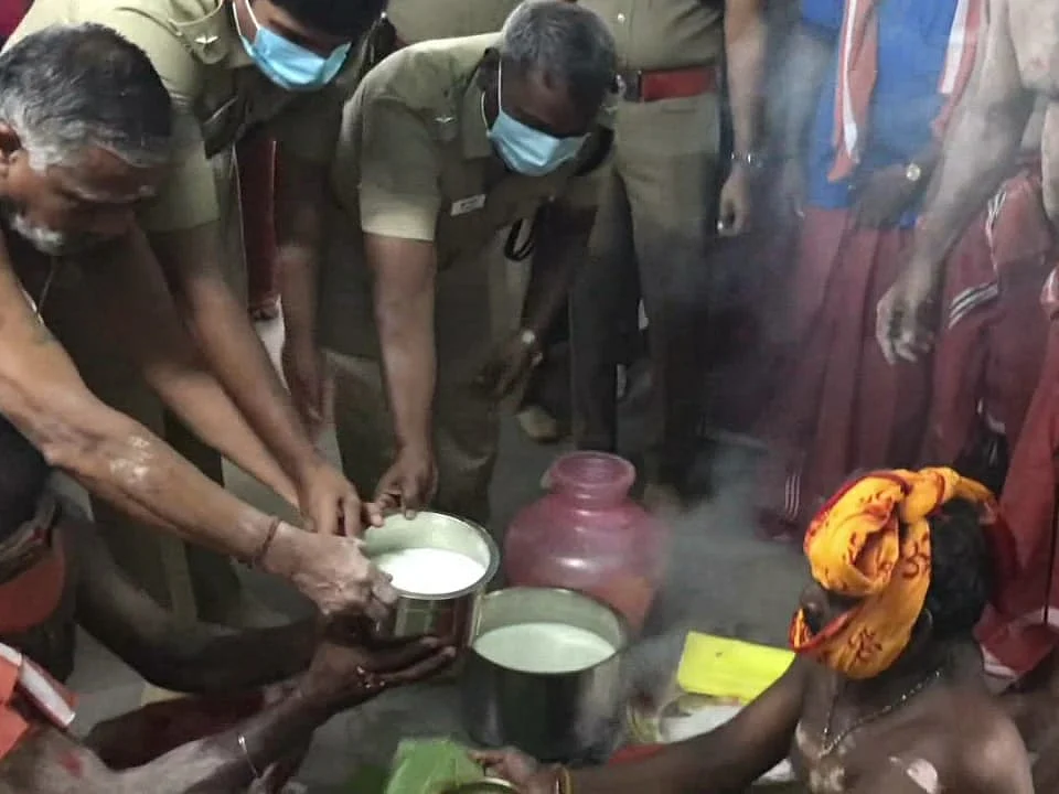 போலீஸார் காவடி கட்டும் நிகழ்வு