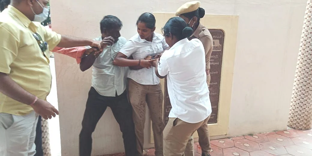 தடுக்க முயன்ற பெண் போலீஸார்