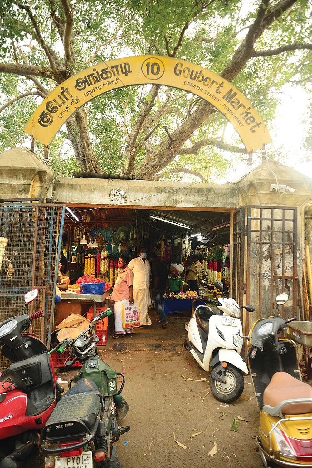பழைமை முதல் புதுமை வரை… புதுச்சேரி சந்தை! - எல்லா பொருள்களும் இங்கே..!