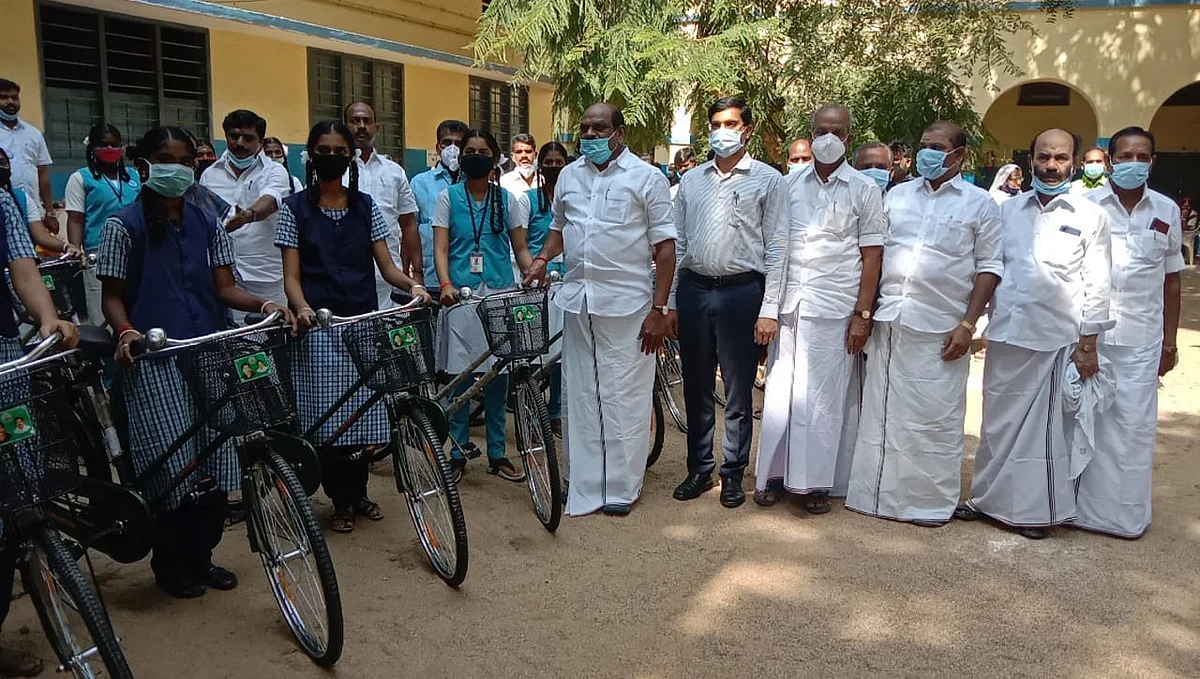 சைக்கிள் வழங்கும் வைத்திலிங்கம்