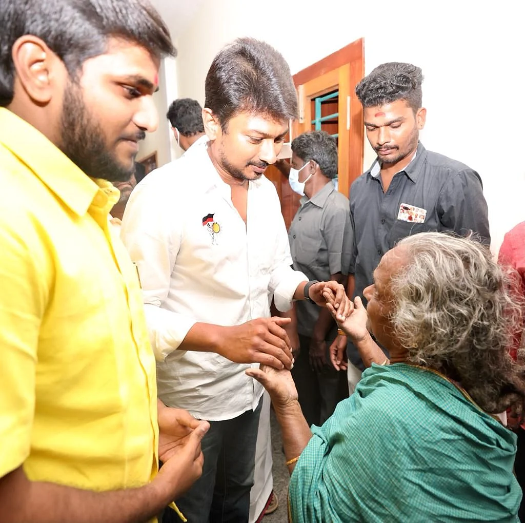 `தி.மு.க-வை வெறுத்தவர் காடுவெட்டி குரு; உதயநிதிக்கு திடீர் அக்கறை ஏன்?’ -கொதிக்கும் பா.ம.க 2 குருவின் தாயாரிடம் ஆசிபெற்றபோது...