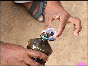 மருந்தை டப்பாவில் ஊற்றுதல்