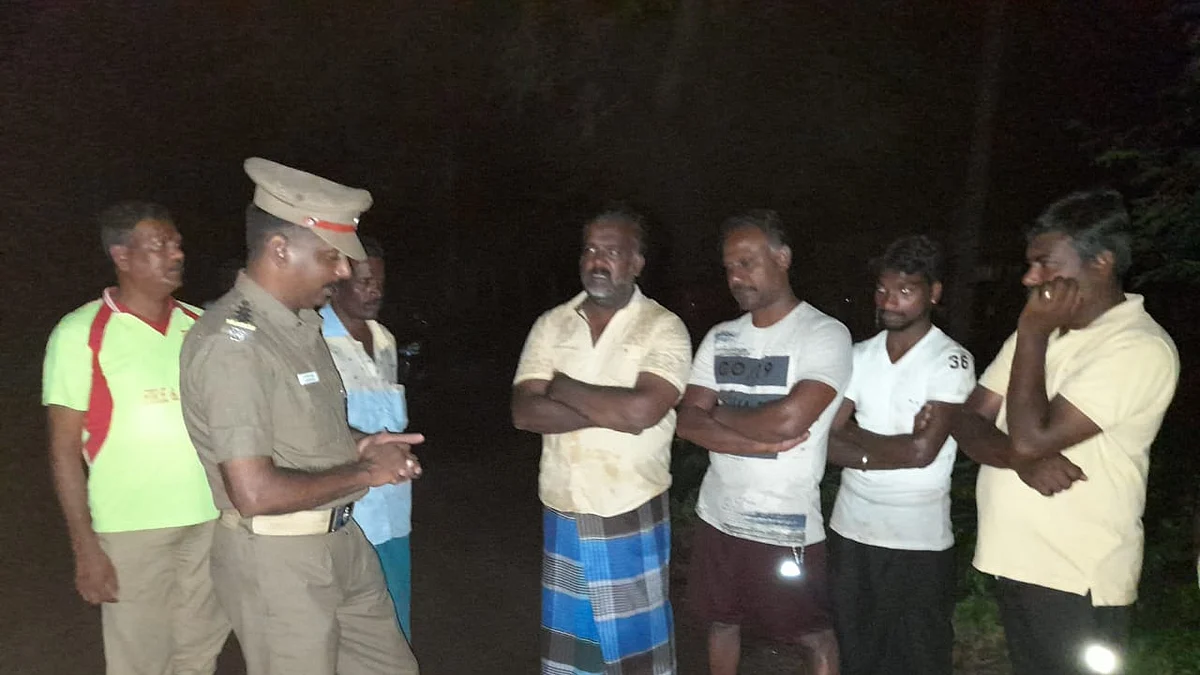 தீயணைப்புத்துறையினருடன் பொதுமக்கள்