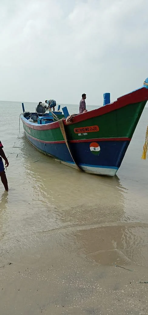 தங்கம் கடத்தி வரப்பட்ட படகு!