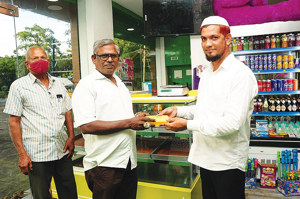 படித்தது எம்.பில்... செய்வது முட்டை மிட்டாய்! - கலக்கும் விழுப்புரம் இளைஞர்