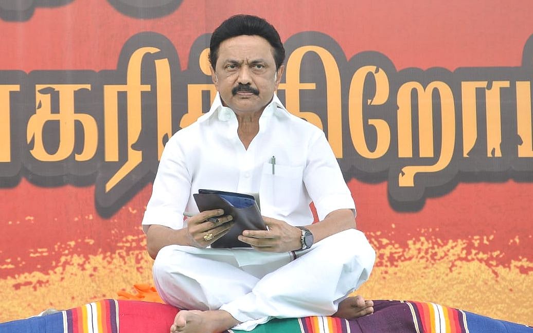 `அ.தி.மு.க இரண்டாக உடையப்போகிறது; ஓ.பி.எஸ் கழன்று போகலாம்!’ - ஸ்டாலின்