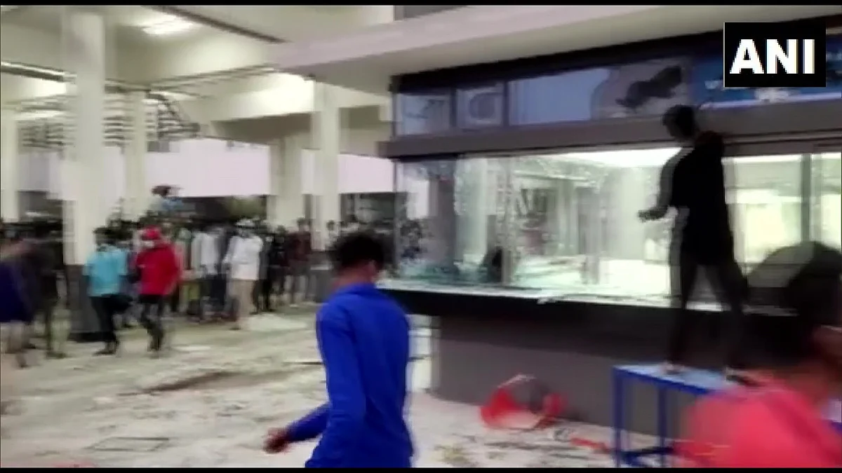 அடித்து நொறுக்கப்பட்ட ஐபோன் தொழிற்சாலை