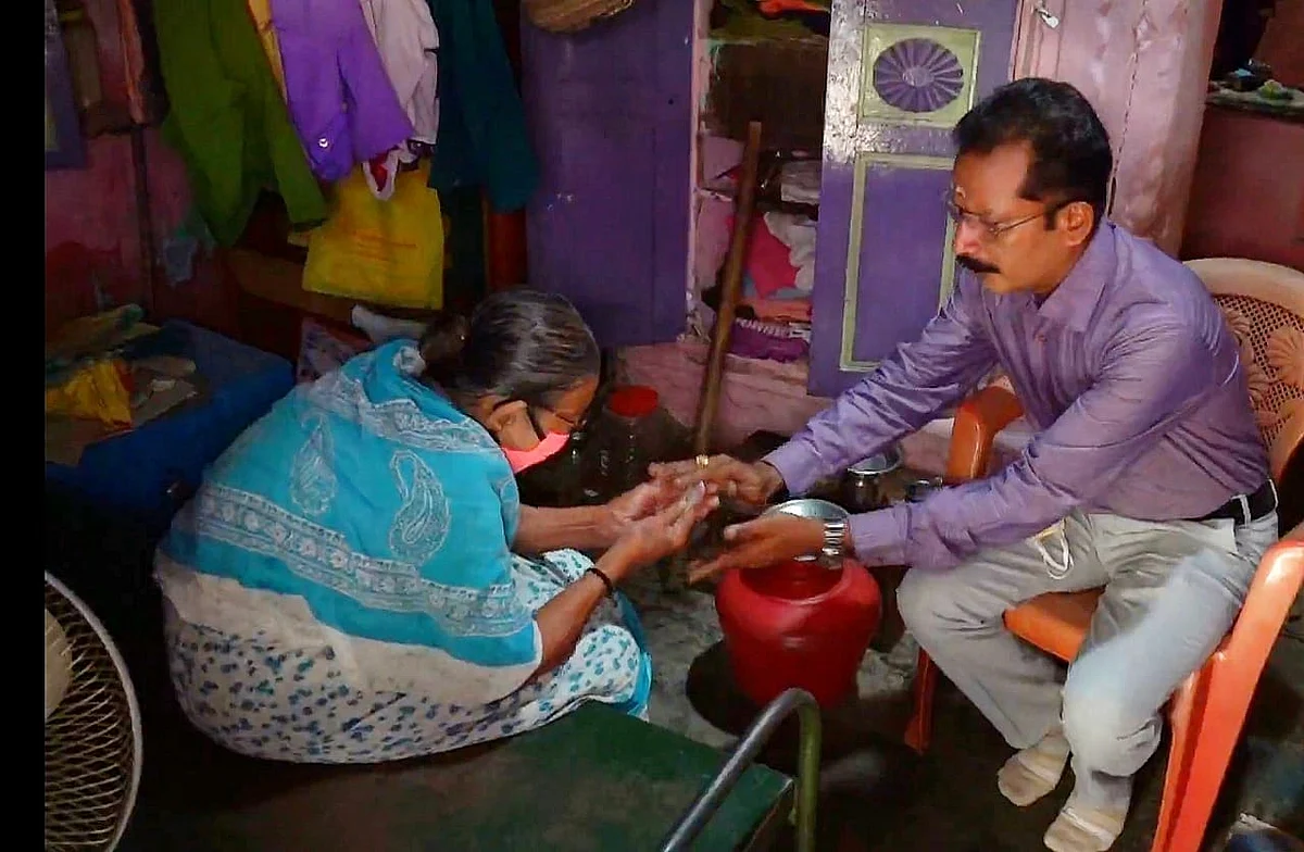 மூதாட்டிக்கு ஆறுதல் சொல்லும் கலெக்டர்