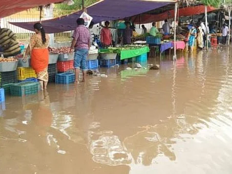தூத்துக்குடி: `மாநகராட்சியும் மழைநீரை அகற்றவில்லை; எங்களையும் தடுக்கிறார்கள்' - கொந்தளித்த எம்.எல்.ஏ
