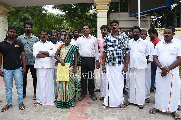 ஆட்சியரிடம் மனு அளித்த பொதுமக்கள்