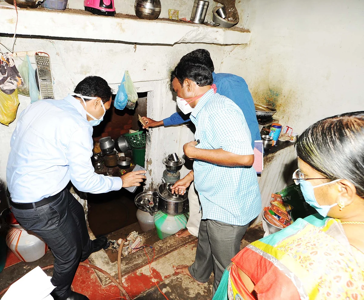மழை நீர் புகுந்தது குறித்து வீடுகளில் ஆட்சியர் ஆய்வு