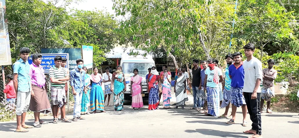 ஆம்புலன்ஸ் வாகனத்தை மறித்து போராடிய இளைஞர்கள்