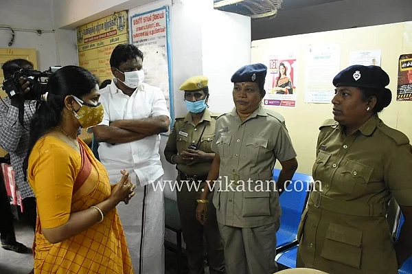 மகளிர் காவல் நிலையத்தில் ஆய்வு