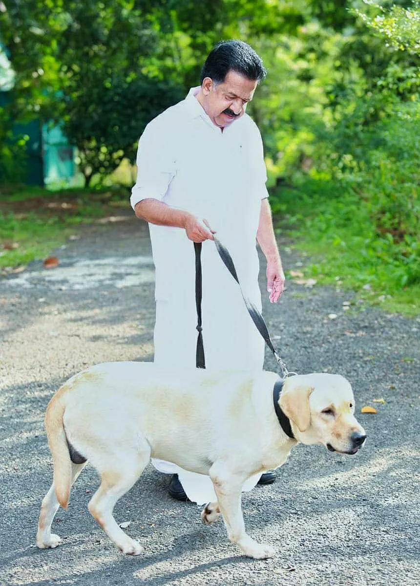 தனது வீட்டில் வளர்க்கும் ஸ்கூபி நாயுடன் கேரள காங்கிரஸ் எதிர்க்கட்சித் தலைவர் ரமேஷ் சென்னிதாலா