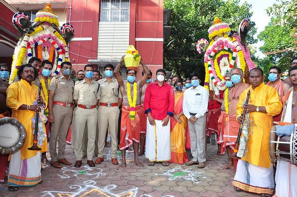 போலீஸார் காவடி பவனி