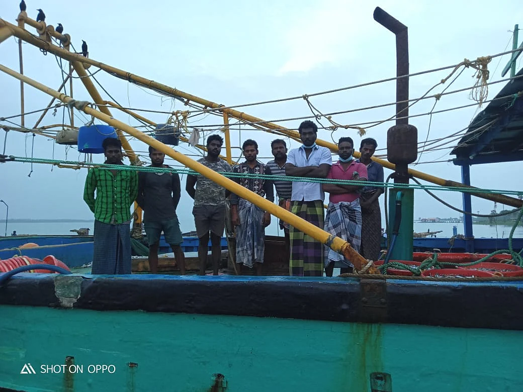 ராமேஸ்வரம்: தமிழக மீனவர்கள் 22 பேரை சிறைபிடித்த இலங்கை கடற்படை! - கரை திரும்பாத 7 பேர் நிலை என்ன?