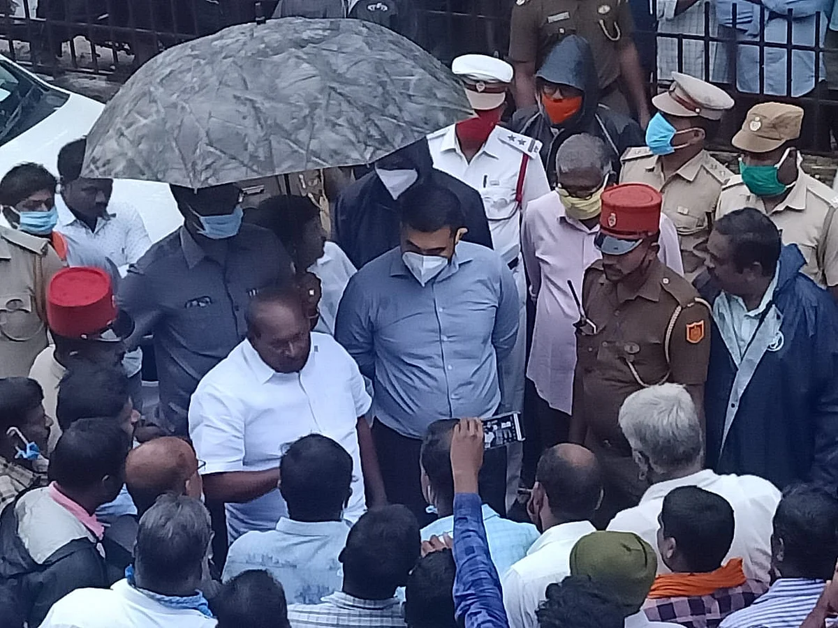 ரேஷன் கடை ஊழியர்கள்