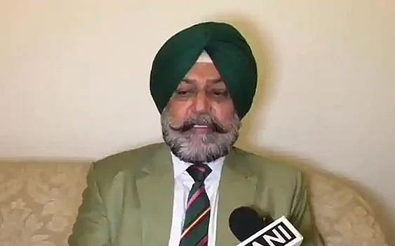 டெல்லி: டி.ஐ.ஜி ராஜினாமா... அடையாள உண்ணாவிரதம்! - வலுக்கும் விவசாயிகள் போராட்டம்!