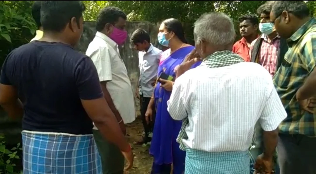 சுதாவிடம் வாக்குவாதம் செய்யும் மக்கள்
