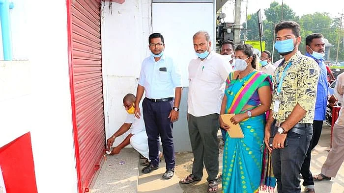 ரெட்கிராஸ் அலுவலகத்துக்கு சீல் வைத்த அதிகாரிகள்