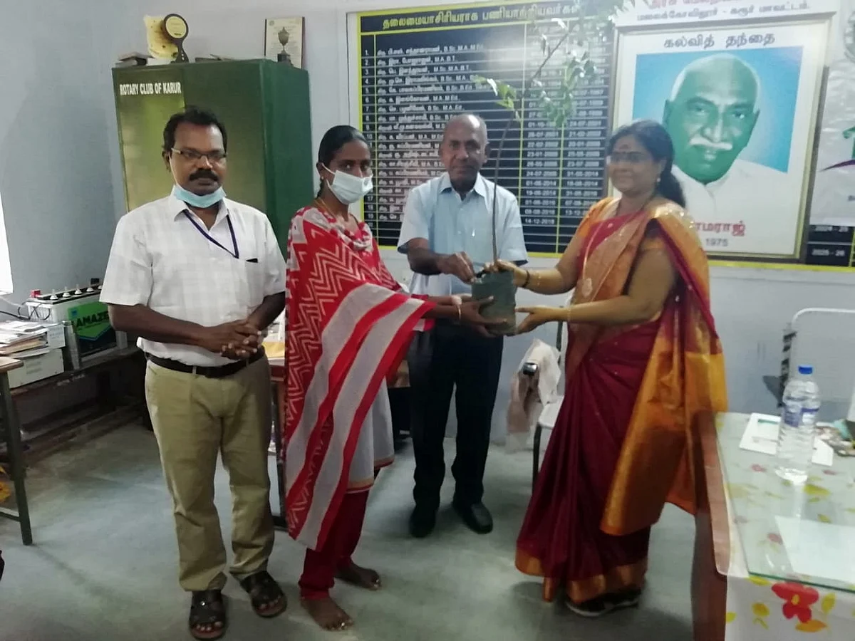 மாணவிக்கு மரக்கன்று வழங்கும்போது...