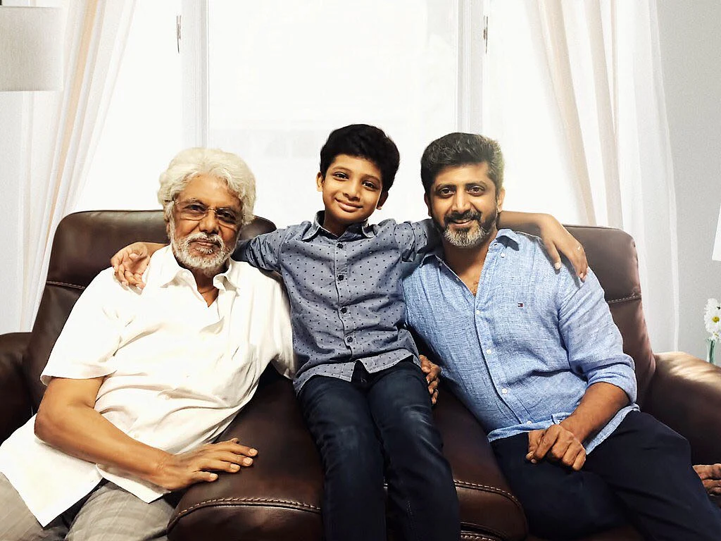 அப்பா மற்றும் மகனுடன் மோகன்ராஜா