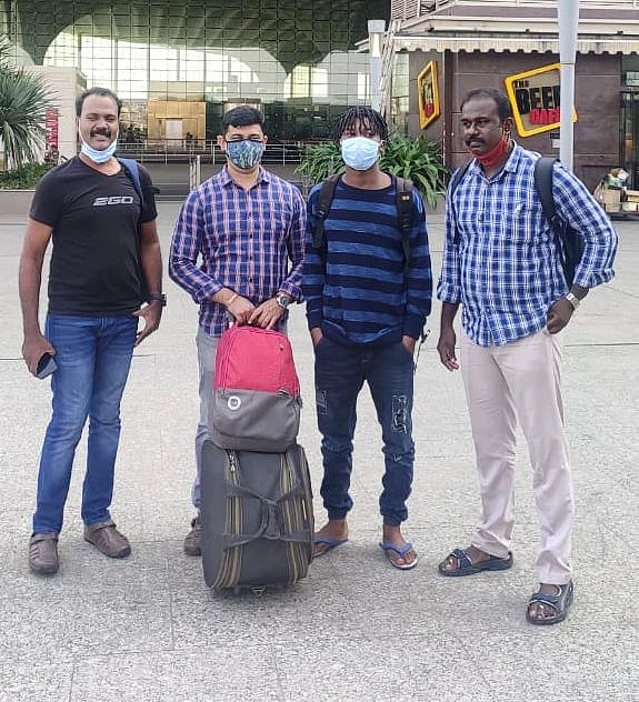 கைது செய்யப்பட்ட நைஜீரிய இளைஞருடன் போலீஸ் டீம்