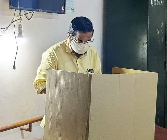 உள்ளாட்சித் தேர்தலில் வாக்களிக்கும் அமைச்சர் கடகம்பள்ளி சுரேந்திரன்