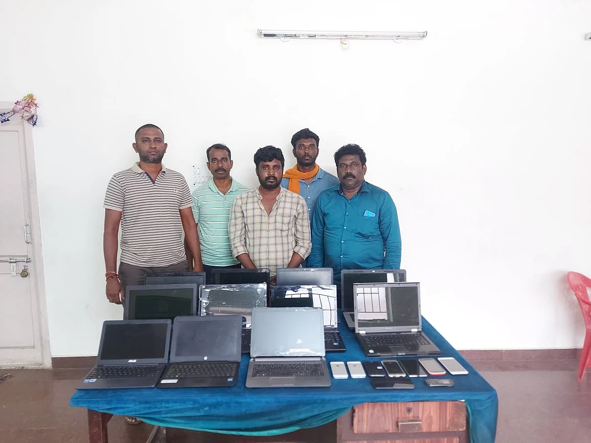 ராஜதுரை மற்றும் போலீஸ் டீம்