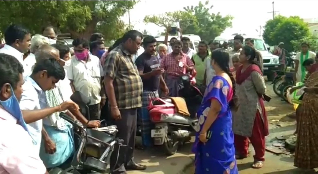 சுதாவிடம் வாக்குவாதம் செய்யும் மக்கள்