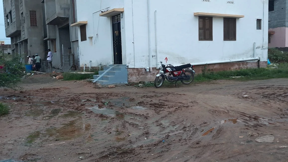 சேறும் சகதியுமான சாலை