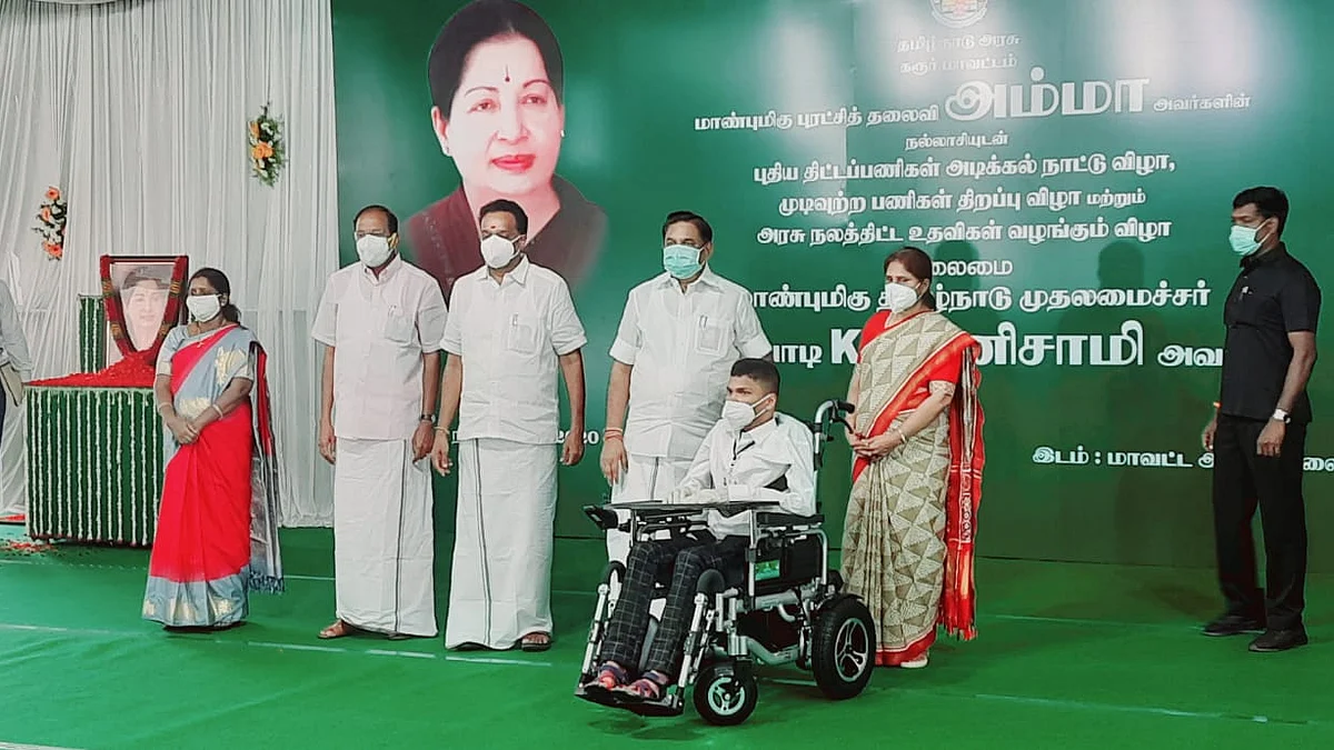 நலத்திட்ட உதவிகள் வழங்கும் முதல்வர்