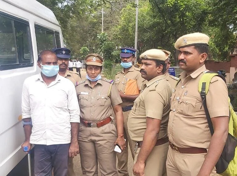 சுரேஷ் மற்றும் சின்னமனூர் போலீஸார்