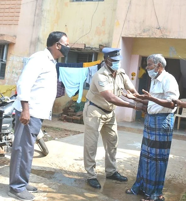 விவசாயியை மீட்ட போலீஸார்