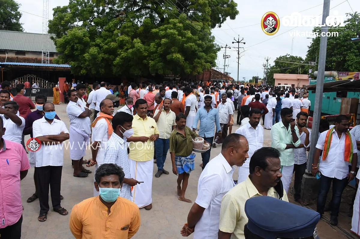 அரங்குக்கு வெளியே திரண்ட தொண்டர்கள்