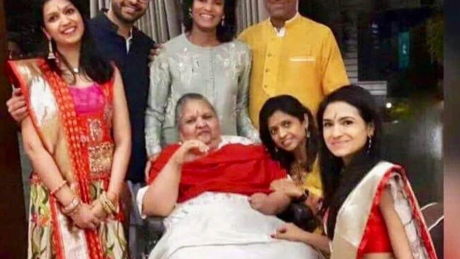 குடும்பத்தினருடன்
மீனாட்சி சரயோகி