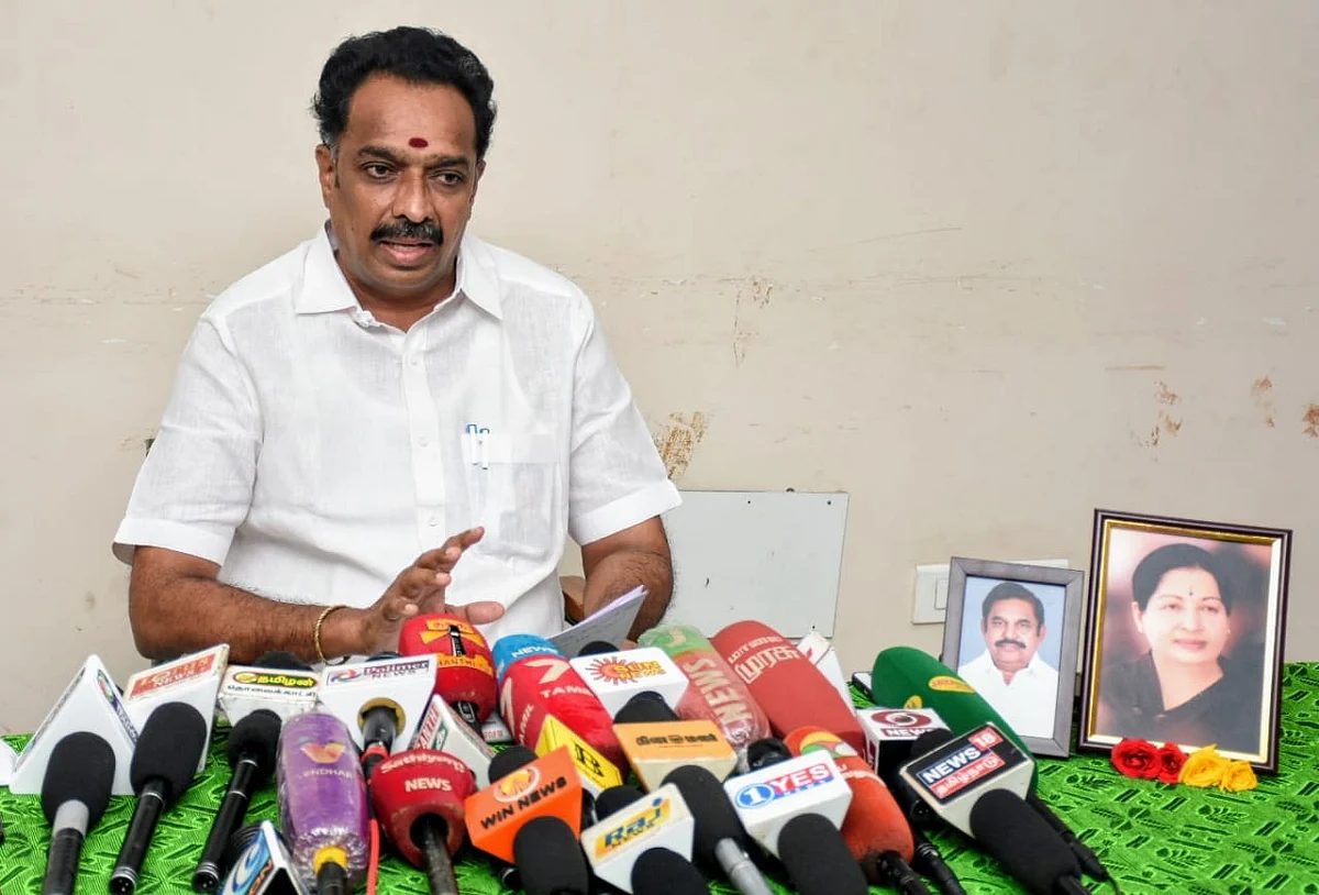 பேட்டியளிக்கும் எம்.ஆர்.விஜயபாஸ்கர்