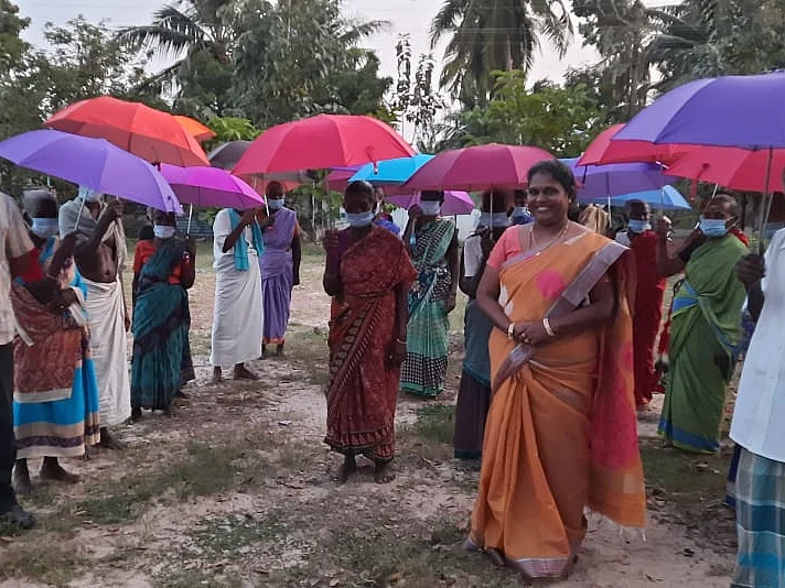 பேரன் பேத்திகள் துணையுடன் பள்ளிக்கு வரும் முதியோர்... சர்ப்ரைஸ் கொடுத்த ஆசிரியர்!