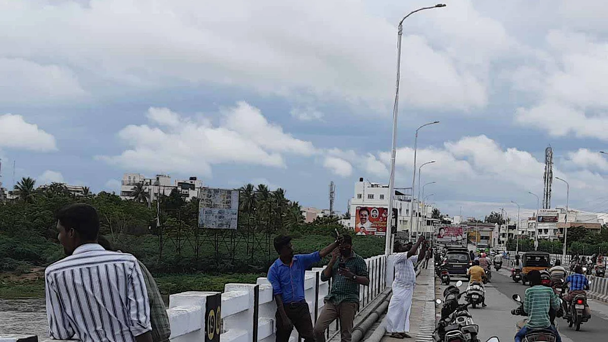செல்ஃபி எடுக்கும் இளைஞர்