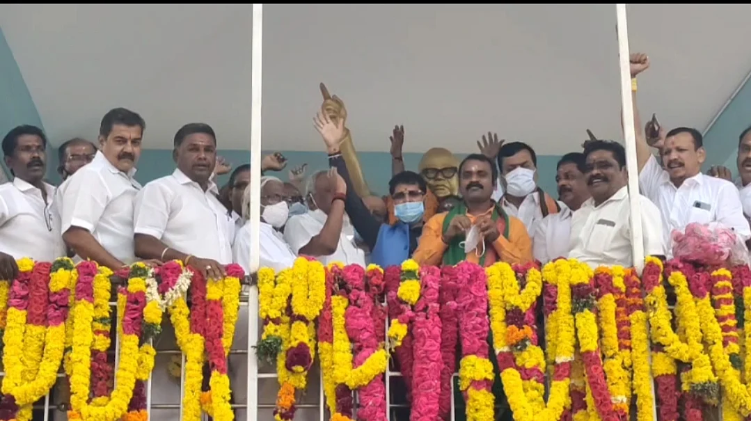 அம்பேத்கர் சிலைக்கு மாலை அணிவித்த முருகன்