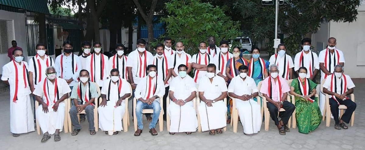 முதல்வர் முன்னிலையில் அ.தி.மு.க-வில்