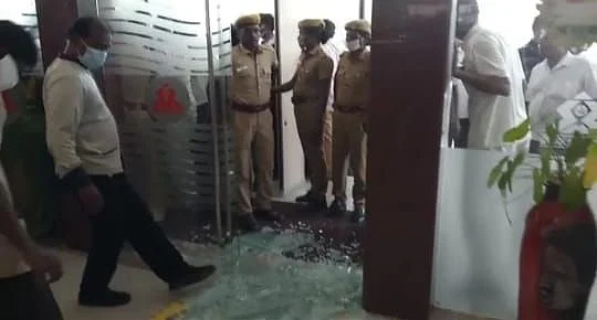 உடைந்த கண்ணாடிக் கதவு