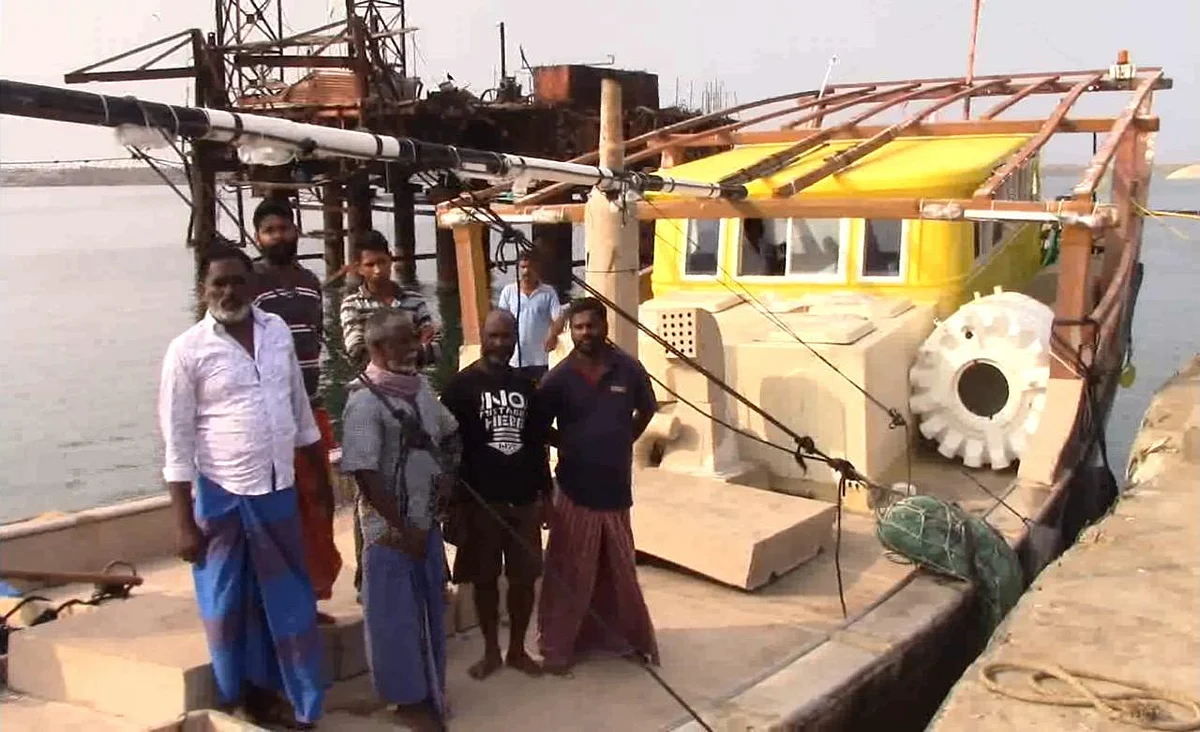 ஓமனில் இருந்து படகுடன் தப்பி வந்த மீனவர்கள்